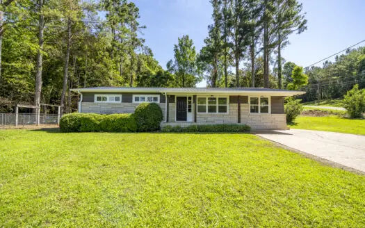 Charming 3 bedroom, 1.5 bath home located in town in Middle TN