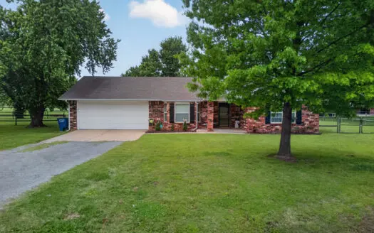 Pryor, Oklahoma Home in Town For Sale