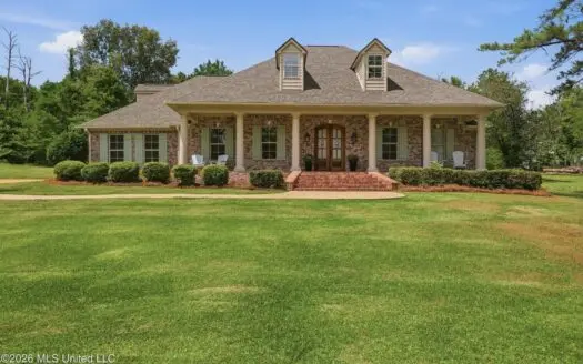 Clinton MS Home for Sale on 1.67 Acres with Pool
