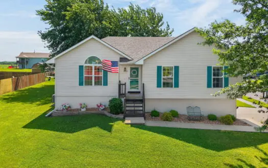 Smithville MO Home Near Lake, Trails and School