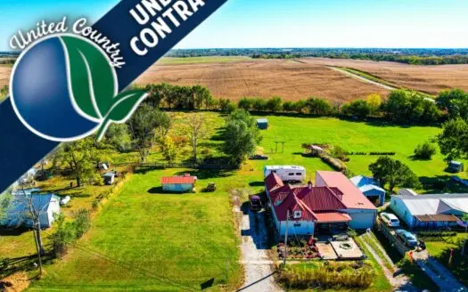 Home on Acreage For Sale in DeKalb County MO