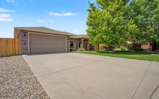Single Level Home With Fireplace, Solar, Near Parks & Mtn Biking