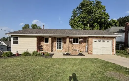 Walk Out Anamosa Ranch Home For Sale