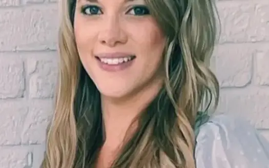 agent profile picture for April McFarland on Homes For Sale website
