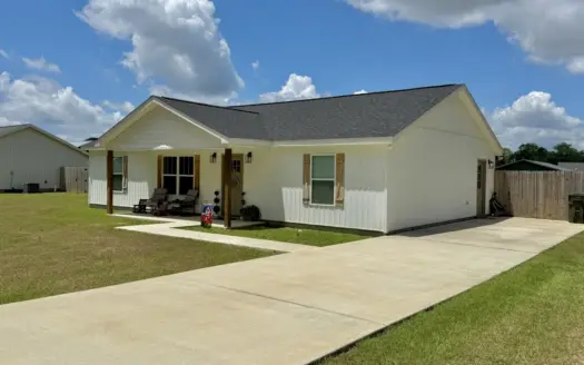 Home for sale in town of Hartford, AL
