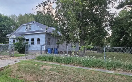 5 bed 2 bath frame home in Rector Arkansas