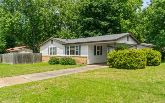Three Bedroom Home For Sale Located in heart of Searcy, AR