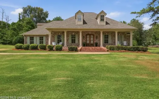 Clinton MS Home for Sale on 1.67 Acres with Pool