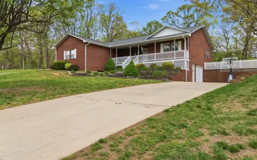 Beautiful Brick Home in Wayhaven Subdivision  /West Plains, MO