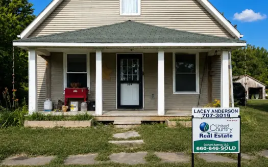 3 Bed 1 Bath With That Small Town Charm You Have Been Looking For