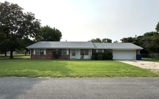 Charming 3 bedroom – 2 bathroom  Home in Stratford, OK!