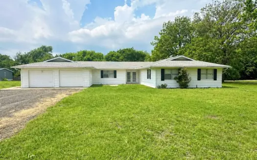 Large 3 Bedroom Home Near School in Stratford, OK – Move-in Ready