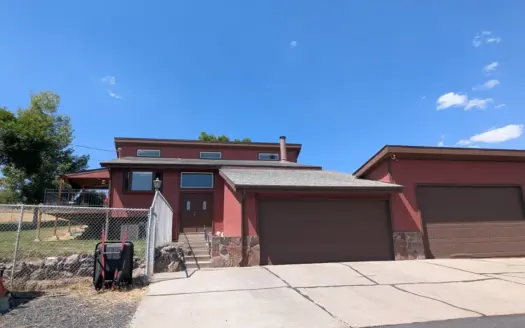 Eastern Oregon Home on Just Over 1.5 Acres Located in Hines