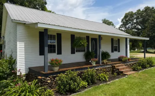 Home For Sale In Savannah Tn With Deck Near Pickwick Lake