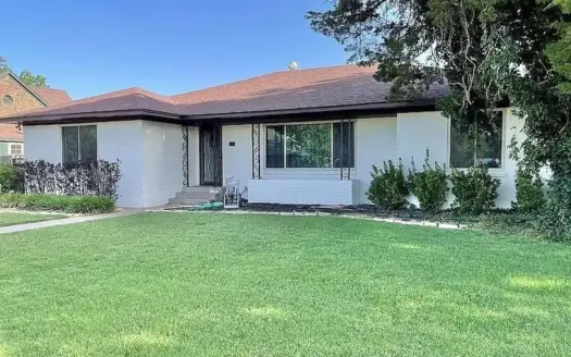 Granite Countertops & Walk In Pantry!