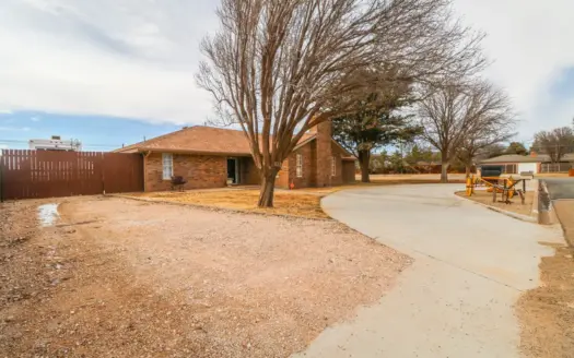 TURN-KEY Gem! 3/2/2 w/SHOP, Greenhouse & Amenities Galore!