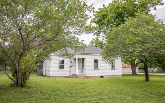 Charming 1940s Cottage in Historic Burton TX Near Round Top