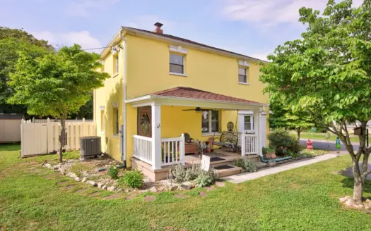 Cottage Home for Sale in Pembroke VA