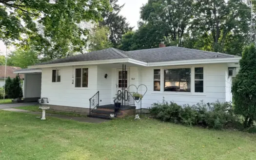 Home in the City of Waupaca For Sale