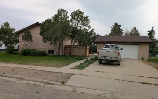 Family Home  4 Bedrooms Detached Garage Near Schools