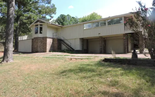 3 Bedroom, 4 Bathroom Home On 1 Acre In Town!