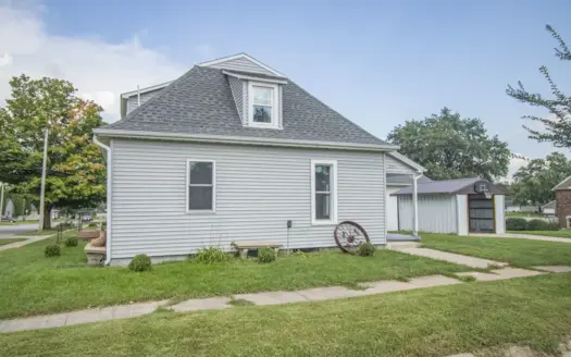 Charming 1.5 story home for sale in Monticello Iowa