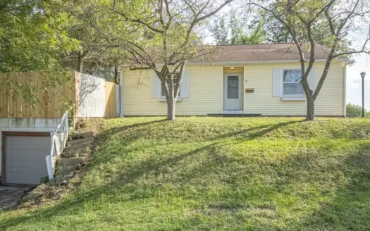 Anamosa Ranch Home With A Fenced Yard For Sale
