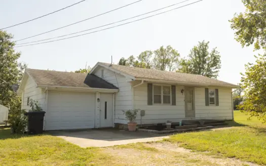 Well-Kept 2 Bedroom Home On Half Acre — Lancaster, Missouri
