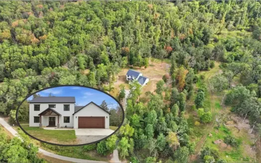 Custom Home in West Plains MO for Sale / 7 BR 4 BA on 4.23 Acres