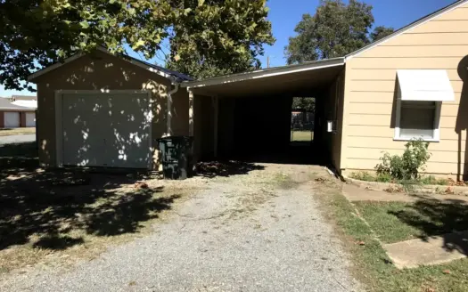 Attention all Investors 4 rental! 1822 W. Maple St in Durant OK