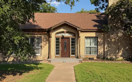 Updated 2,900 Sq Ft Home on 0.48 Acre in De Leon, TX
