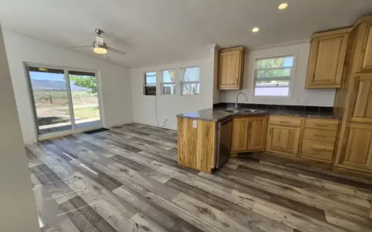 Very open, bright, beautiful, like-new move-in ready 1bed/1bath