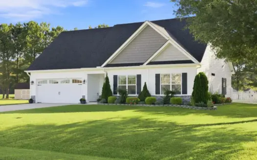 Newer Home with Space Inside & Out ⏐ Washington, NC
