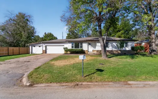 Pryor, Oklahoma Home in Town For Sale