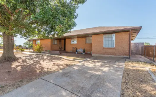 3 Bedroom 2.5 Bath Brick Home on 2 lots in Clinton, Oklahoma