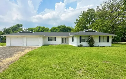 Large 3 Bedroom Home Near School in Stratford, OK on Corner Lot
