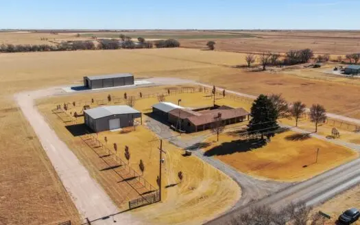 Beautifully Updated Country Style Home in Lamb County