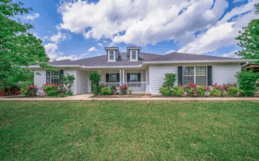 Secluded Country Home, Close to Town