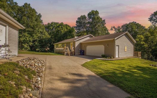 Well Maintained 2 Bed, 2.5 Bath Ranch Walk-out Home