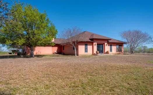 Country Home With Acreage In Floresville, Poth ISD