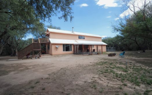 Perfect private desert oasis. View wildlife in this country home