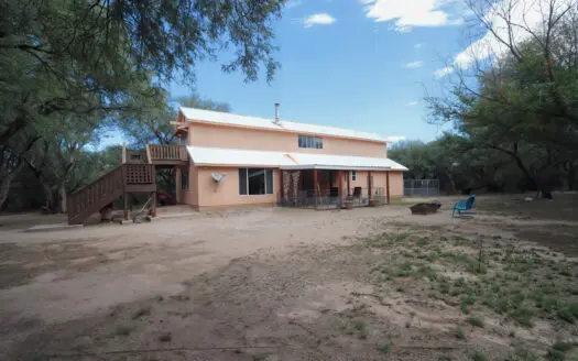 Perfect private desert oasis. View wildlife in this country home