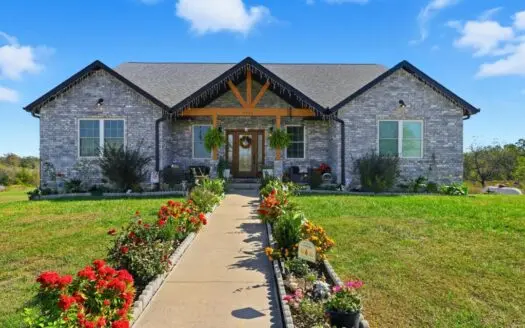 Stunning 8-Bedroom Home on 5 Acres – Modern Comfort Meets Country