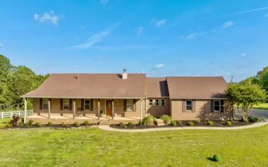 Country Home With Acreage & Barn in Jonesboro AR