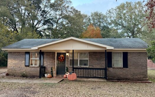 Charming Home close to everything in Camden, AL – Move-In Ready