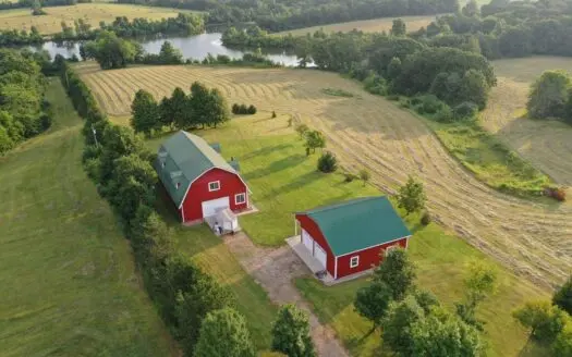 60 ACRES m/l | ALBANY, MO |  BUILDINGS AND LAKE VIEW