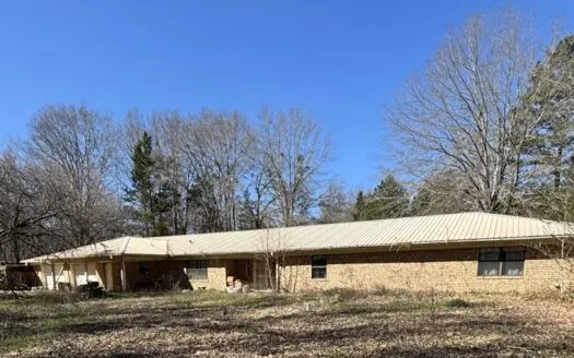 East TX Country Home on acreage with Multiple Shops – Bivins, TX