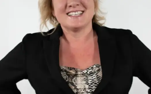 agent profile picture for Vicki Peters on hunting properties website