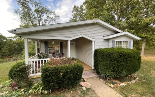 2 Homes on 5.73 Acres in Newburg. Investment Opportunity!