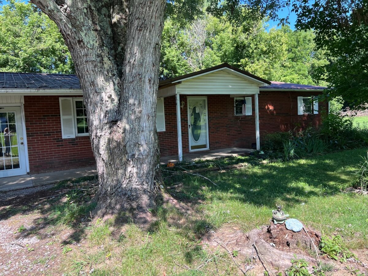 3 bed 1 1/2 bath brick home on 3 lots in Mooresburg Tenness